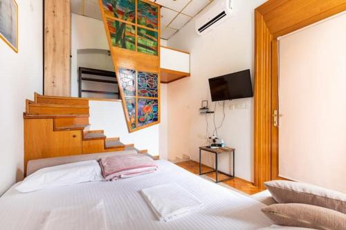 萨格勒布Peace near the city center的卧室配有白色的床和楼梯。