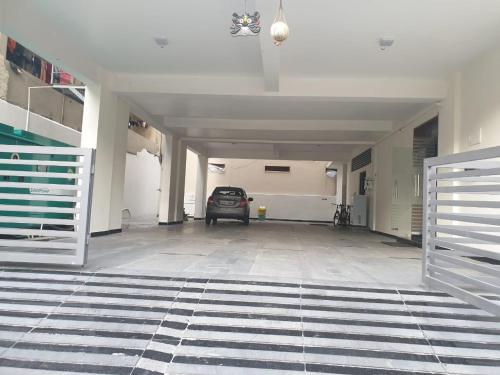 维杰亚瓦达Hotel Sri Ram Grand的一个空车库,里面停有一辆汽车