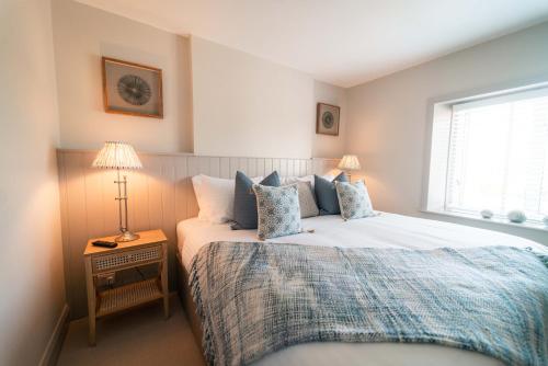 利特尔The Seaview, East Preston的一间卧室设有一张大床和一个窗户。