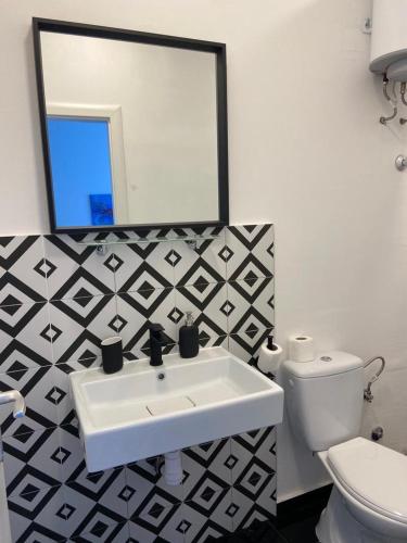 维斯Apartment Ana的一间带水槽、卫生间和镜子的浴室