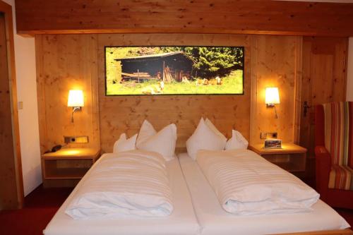 雷特温克尔Zum Eichhof的一间卧室配有一张带两个白色枕头的床