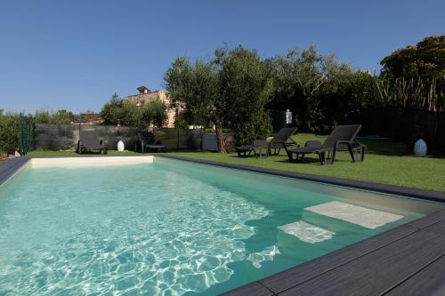 马丁纳弗兰卡Il Borgo Delle Querce Villa Fichi Piscina privata的庭院里的一个蓝色海水游泳池