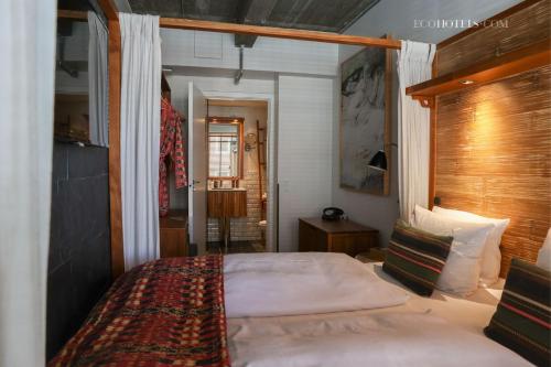 哥本哈根玛农勒斯套房古斯米登酒店的一间卧室,卧室内配有一张大床
