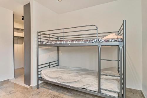 梅赫伦Schitterende loft met jacuzzi en sauna in Mechelen的客房内的两张双层床