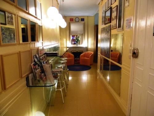 马德里拉丰塔纳旅馆的大楼内带桌椅的走廊