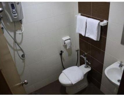 瓦卡夫车叶王朝酒店 - 瓦卡车叶的浴室设有卫生间、水槽和毛巾