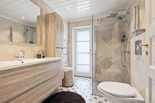 LonaLibehi的浴室配有卫生间水槽和淋浴。