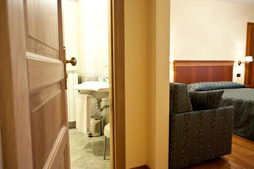 佩斯科克斯坦佐斯柯诺住宿加早餐旅馆的浴室设有床、水槽和门