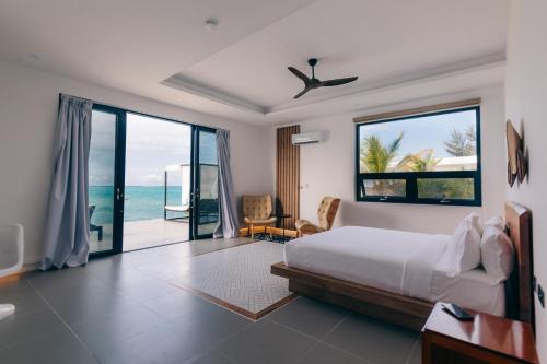 南威Safira Blu Luxury Resort & Villas的一间卧室配有一张床,享有海景