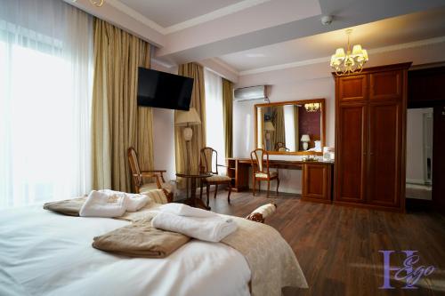 胡内多阿拉HEgo的酒店客房设有两张床和电视。