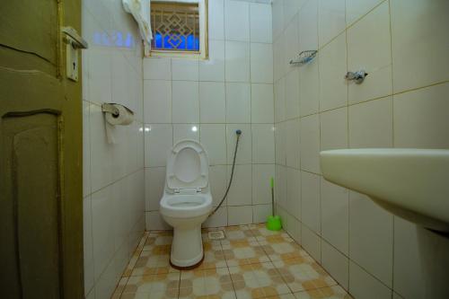 金贾Ambassador Bridge Motel的一间带卫生间和水槽的浴室