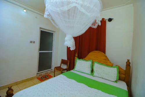 金贾Ambassador Bridge Motel的一间卧室配有带绿色和白色枕头的床