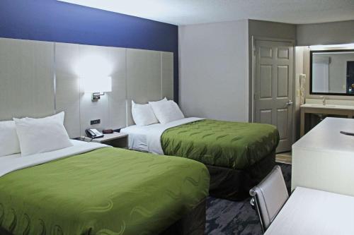 斯科茨博罗Quality Inn Scottsboro US/72-Lake Guntersville Area的酒店客房,配有两张带绿床单的床