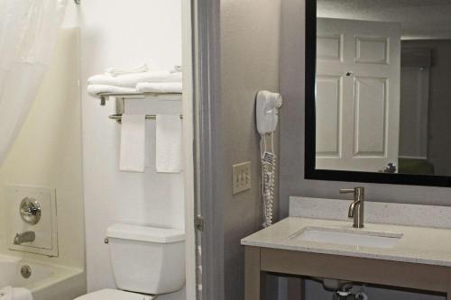 斯科茨博罗Quality Inn Scottsboro US/72-Lake Guntersville Area的一间带卫生间、水槽和镜子的浴室