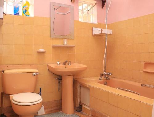 NyahururuNyahururu Highlands Heaven -BnB的浴室配有卫生间、盥洗盆和浴缸。