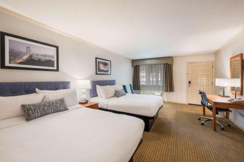 山景城SureStay Plus Hotel by Best Western Mountain View的酒店客房配有两张床和一张书桌