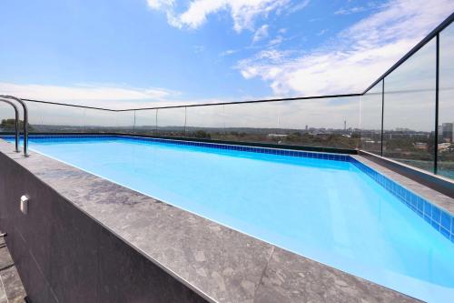 约翰内斯堡Hyatt House Johannesburg Rosebank的建筑物屋顶上的游泳池