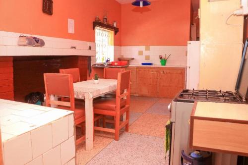 NyahururuNyahururu Highlands Heaven -BnB的厨房配有桌椅和炉灶。