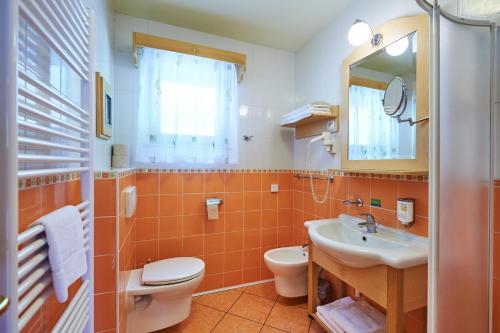 雷兹夫图新斯诺威克生态温泉酒店的一间带水槽、卫生间和镜子的浴室