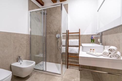 威尼斯Residenza San Silvestro的带淋浴、卫生间和盥洗盆的浴室