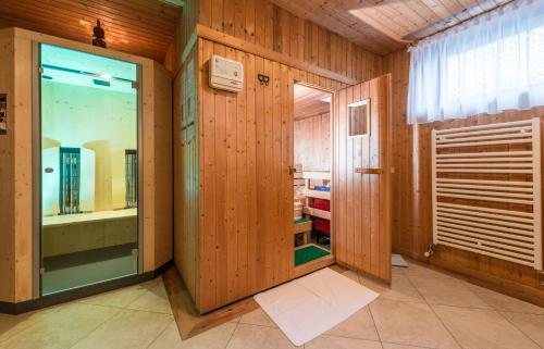 费尔兹姆斯里德尔阿尔卑斯山别墅酒店的一间设有木镶板墙和玻璃门的房间