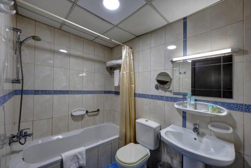 沙迦奥哈亚特公寓酒店的带浴缸、卫生间和盥洗盆的浴室