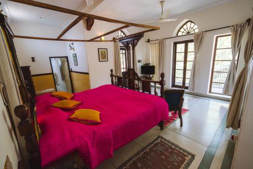 焦特布尔德威巴万 - 传统酒店的一间卧室配有红色的床和黄色枕头