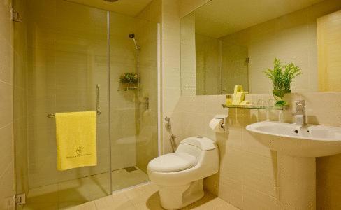 民都鲁金河公寓酒店的浴室配有卫生间、盥洗盆和淋浴。