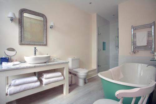 迪尔Bear's Well Bed & Breakfast的带浴缸、盥洗盆和卫生间的浴室