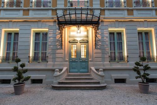 里昂Villa 216的前方有绿色门和楼梯的建筑