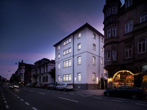 海德堡Boarding World Heidelberg的街道边的白色建筑