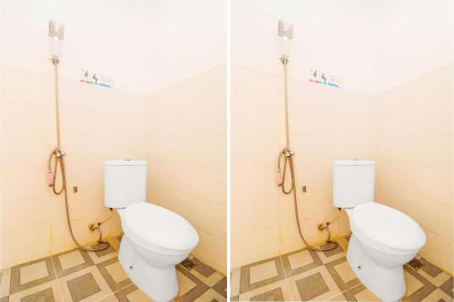 占碑市OYO 91607 Steze Guest House Syariah的一间设有两个卫生间的浴室