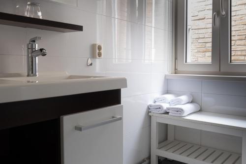 法尔肯堡Hotel La Casa的白色的浴室设有水槽和毛巾。