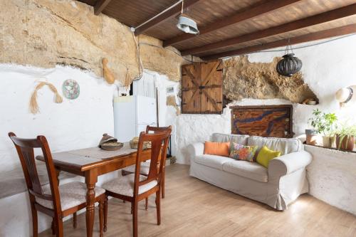 Lomo de AricoCasa Cueva Gaspara的客厅配有桌子和沙发