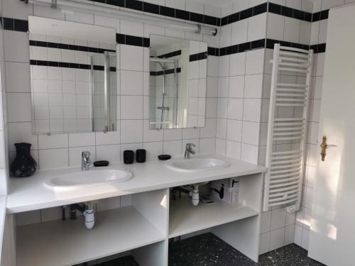 塞莱斯塔La Maison de Lucie的浴室设有2个水槽和2面镜子