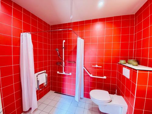 奥尔恩河畔阿迈埃Cap Orne的红色瓷砖浴室设有卫生间和淋浴。