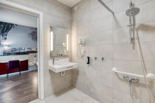 安特卫普B&B HOTEL Antwerpen Zuid的一间带水槽和淋浴的浴室