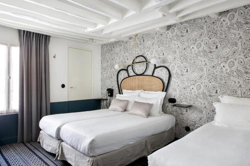 巴黎帕纳奇酒店的酒店客房带两张床和一面墙