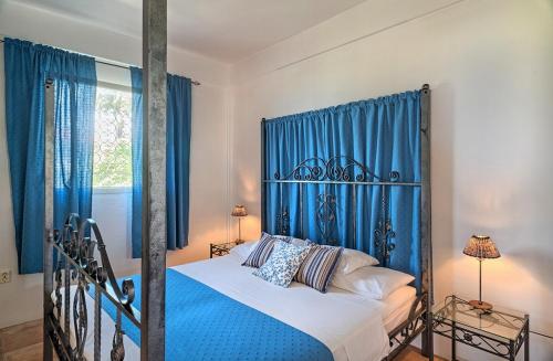 Méro加勒比海海景假日公寓的一间卧室配有蓝色窗帘的床
