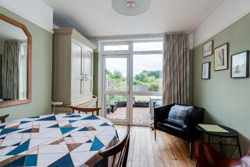 牛津Cheerfull 3-Bedroom Home with parking & garden的一间卧室配有一张床,客厅设有窗户