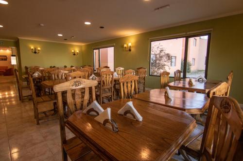埃尔卡拉法特349 Suites的用餐室配有木桌和椅子