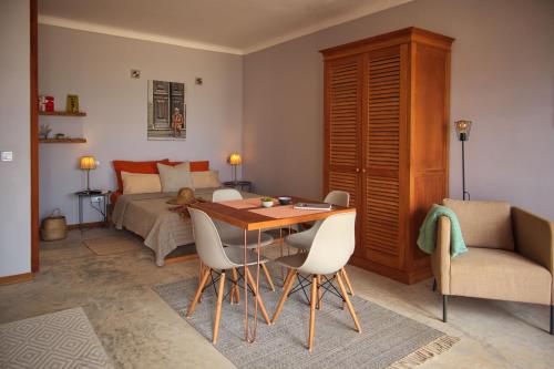 萨尔雷Leben am Atlantik hautnah spüren的卧室配有一张床和一张桌子及椅子