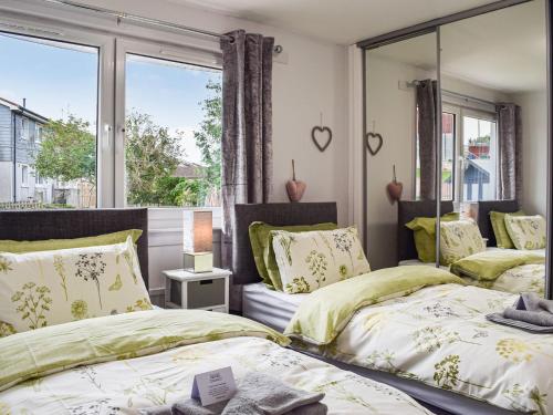 LochgellyMeadow View的带窗户的客房内的两张床