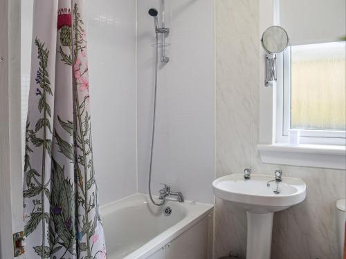 LochgellyMeadow View的浴室配有盥洗盆、卫生间和浴缸。