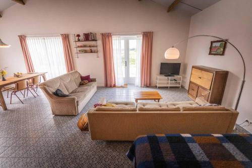 HemDe Kaasmakerij - Ruim vakantiehuisje op Huize Blokland的客厅配有沙发和桌子