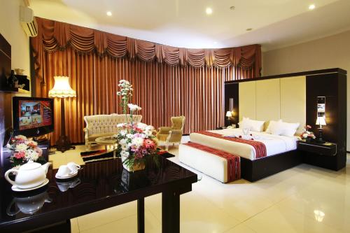 玛琅Aliante Malang的酒店客房,配有床和电视