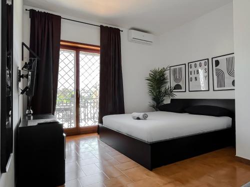 罗马Appartamento di design的一间卧室设有一张床和一个窗口