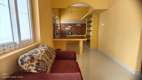 蒂鲁瓦纳马莱Aadhya guest house的带沙发的客厅和厨房