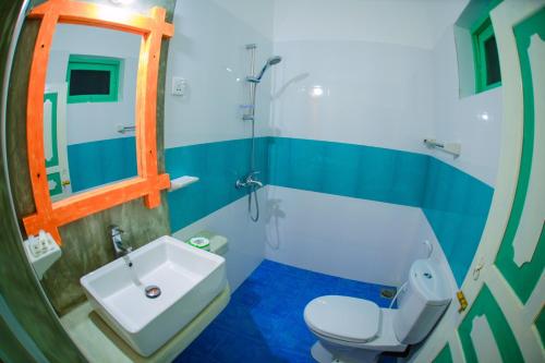 希克杜沃国际海滩餐厅酒店 的浴室配有白色卫生间和盥洗盆。