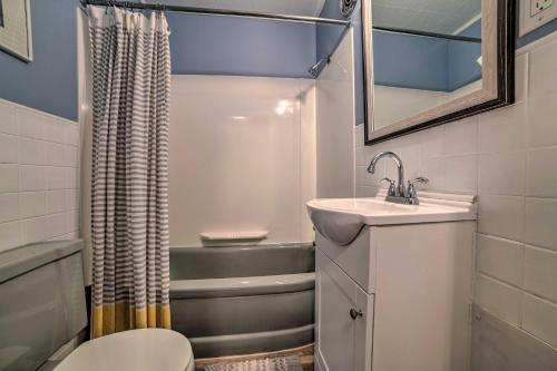 Comfy Burt Lake Abode - On-Site Lake Access!的小型浴室设有水槽和浴缸。